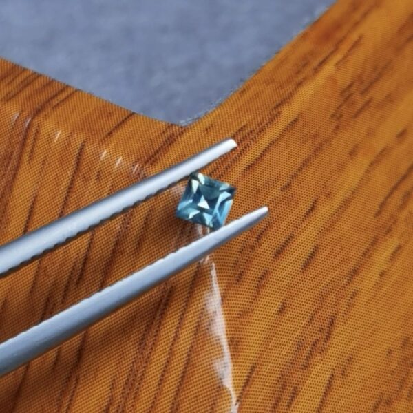 Saphir d'Auvergne, 0.21ct