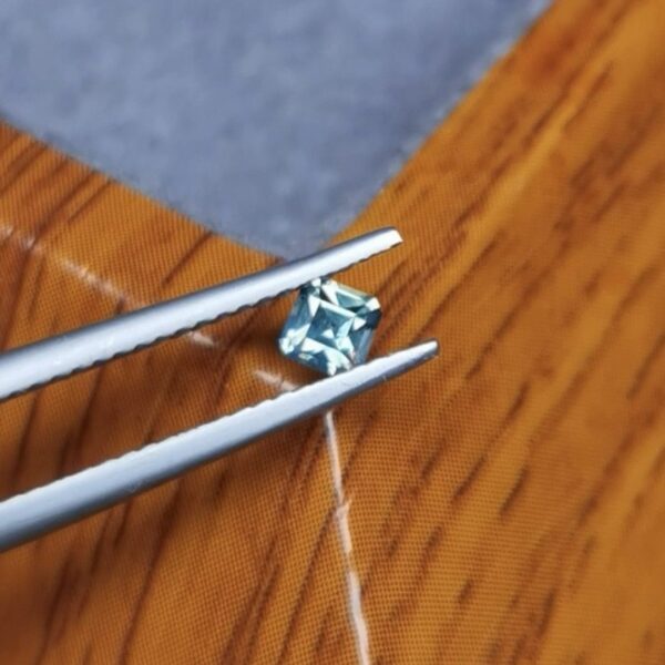 Saphir d'Auvergne, 0.28ct