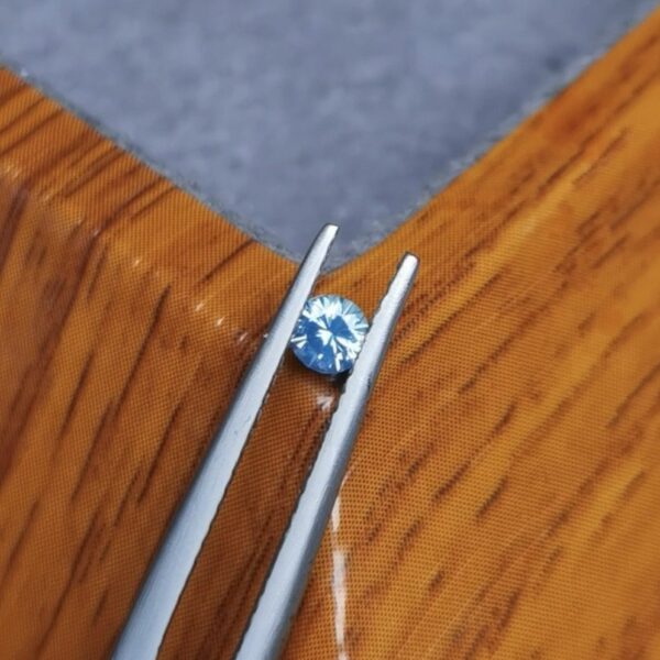 Saphir d'Auvergne, 0.23ct