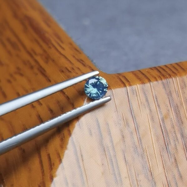Saphir d'Auvergne, 0.24ct