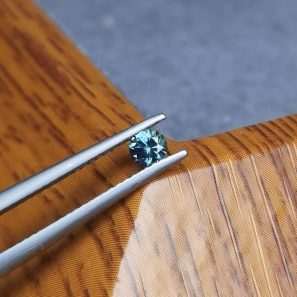 Saphir d'Auvergne, 0.25ct