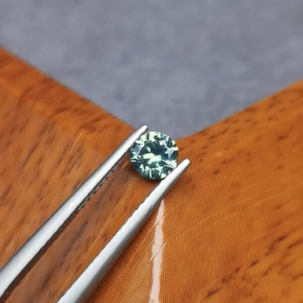 Saphir d'Auvergne, 0.46ct