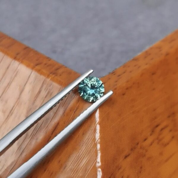 Saphir d'Auvergne, 0.54ct
