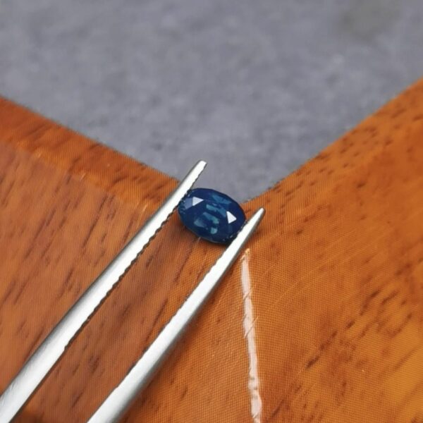 Saphir d'Auvergne, 0.84ct