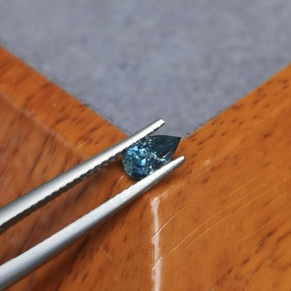 Saphir d'Auvergne, 0.61ct