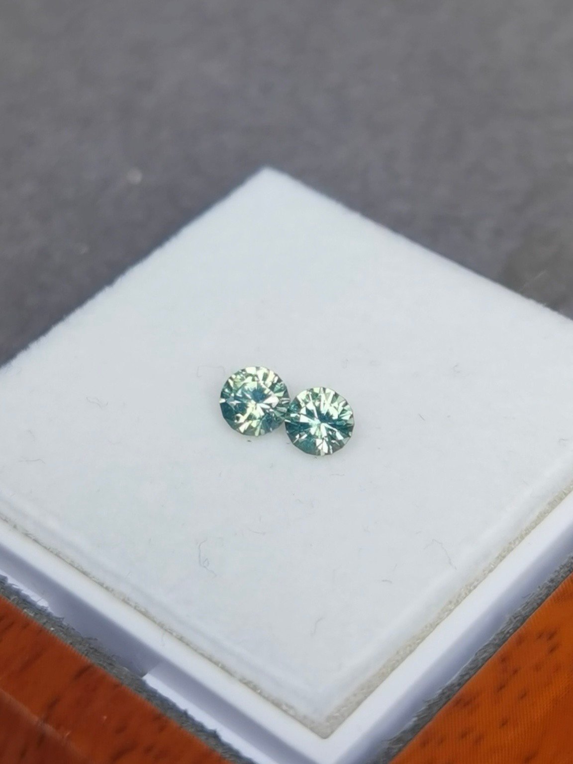 Paire de saphir d'Auvergne, 0.93ct
