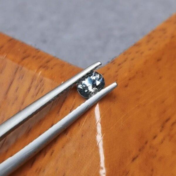 Saphir d'Auvergne, 0.40ct