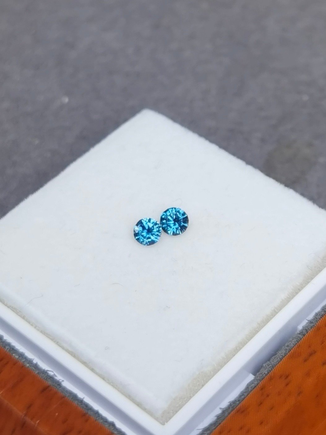 Paire de saphir d'Auvergne, 0.46ct
