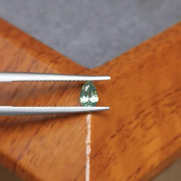 Saphir d'Auvergne, 0.50ct