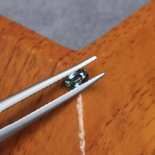 Saphir d'Auvergne, 0.30ct