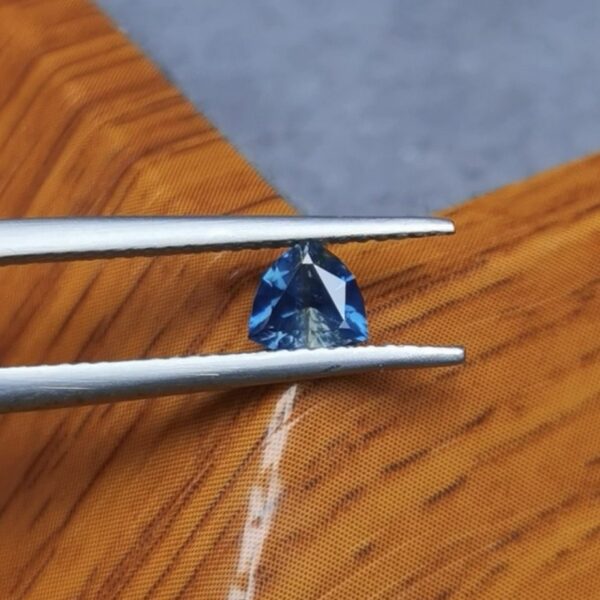 Saphir d'Auvergne, 0.56ct