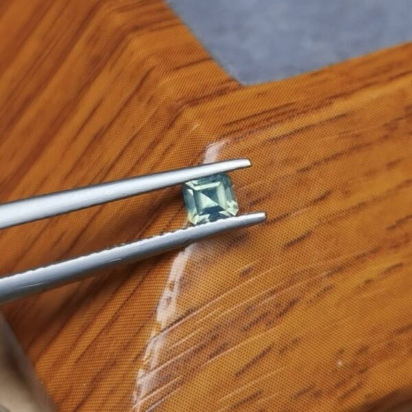 Saphir d'Auvergne, 0.31ct