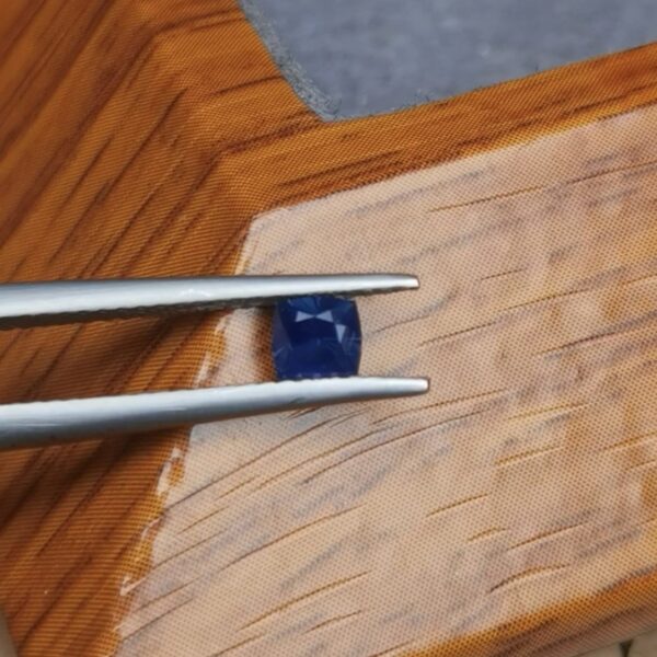 Saphir d'Auvergne, 0.50ct