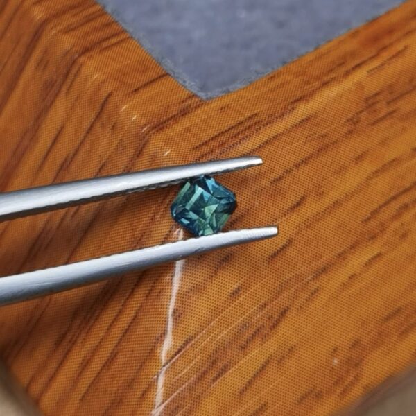 Saphir d'Auvergne, 0.47ct