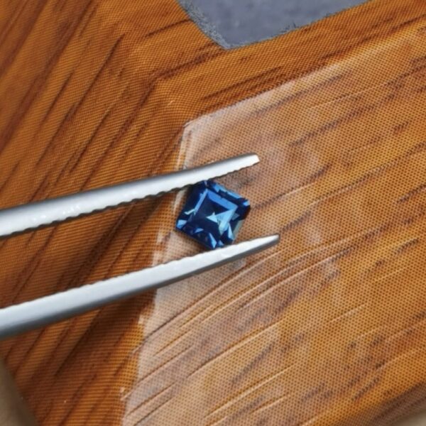 Saphir d'Auvergne, 0.40ct