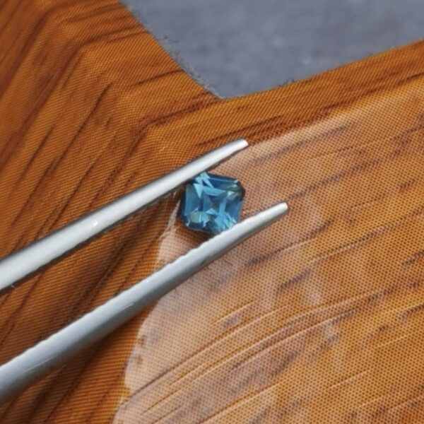 Saphir d'Auvergne, 0.27ct