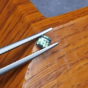 Saphir d'Auvergne, 0.30ct