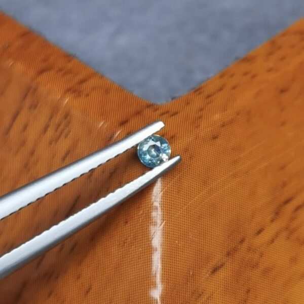 Saphir d'Auvergne, 0.30ct