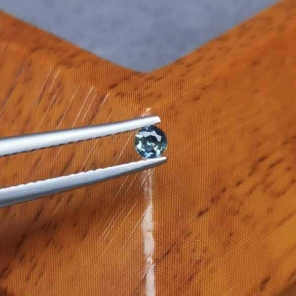 Saphir d'Auvergne, 0.13ct