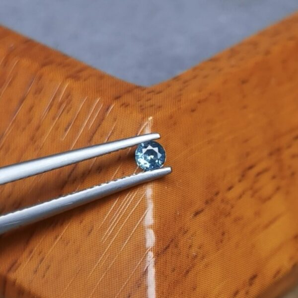 Saphir d'Auvergne, 0.15ct