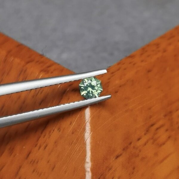 Saphir d'Auvergne, 0.41ct