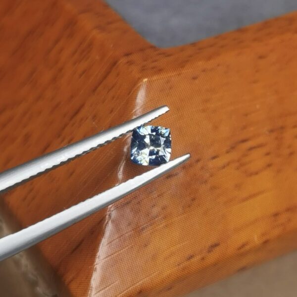 Saphir d'Auvergne, 0.40ct