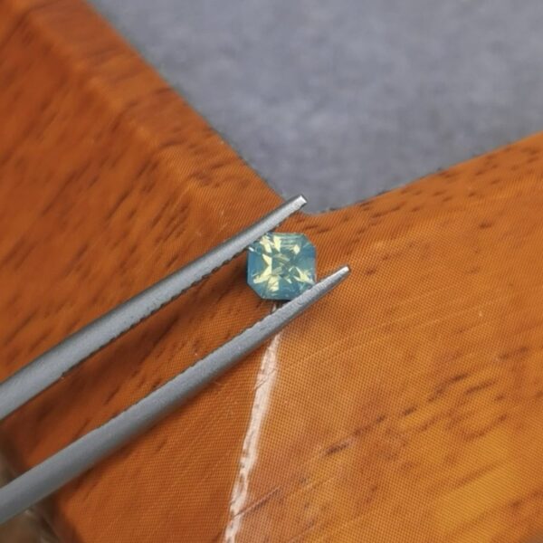 Saphir d'Auvergne, 0.49ct
