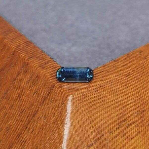 Saphir d'Auvergne, 0.86ct