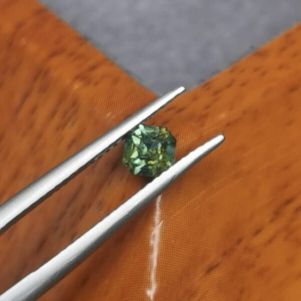 Saphir d'Auvergne, 0.69ct