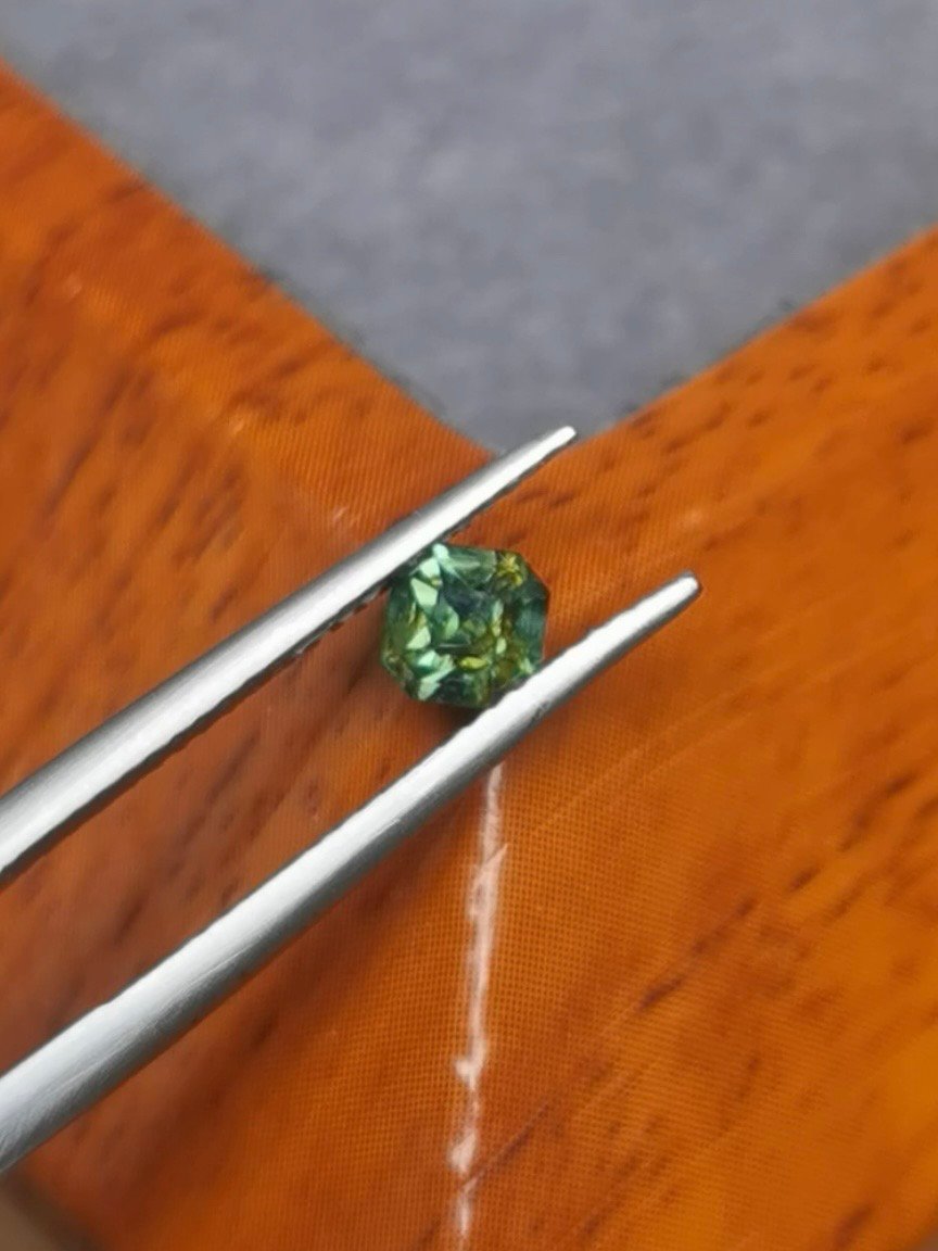 Saphir d'Auvergne, 0.69ct