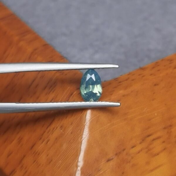 Saphir d'Auvergne, 0.67ct