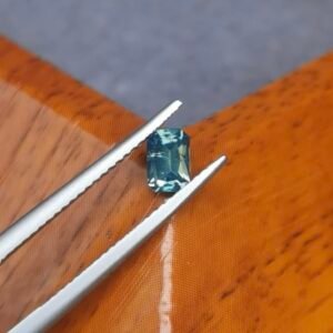 Saphir d'Auvergne, 0.65ct