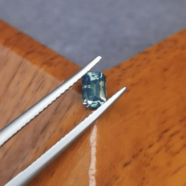 Saphir d'Auvergne, 0.65ct