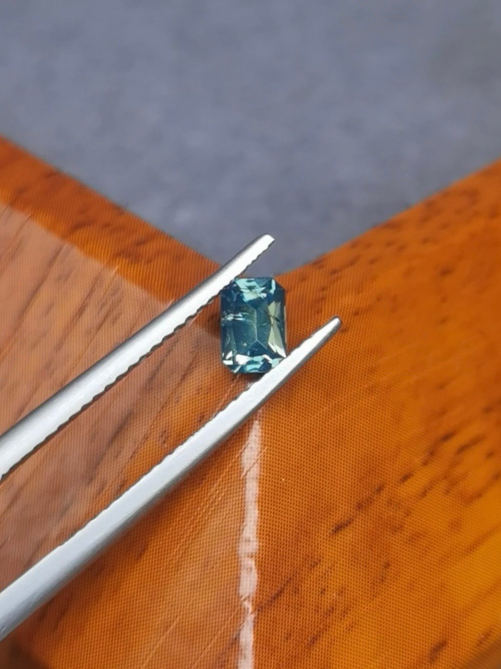 Saphir d'Auvergne, 0.65ct