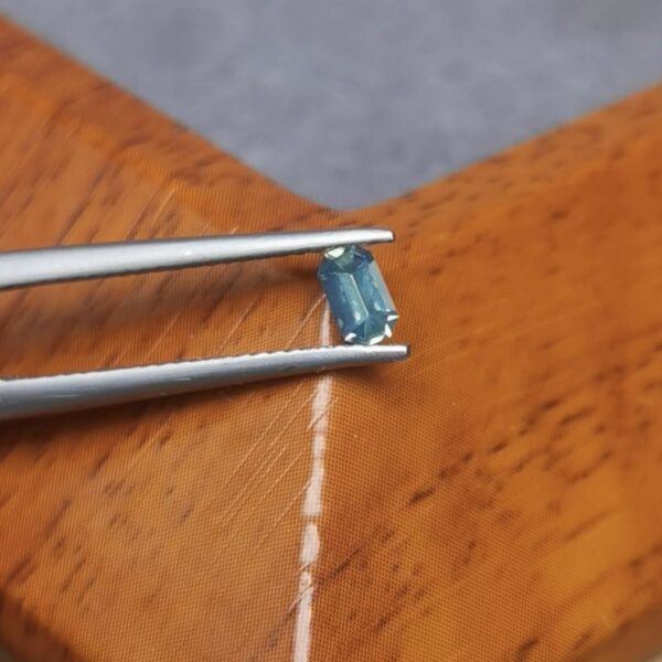 Saphir d'Auvergne, 0.30ct