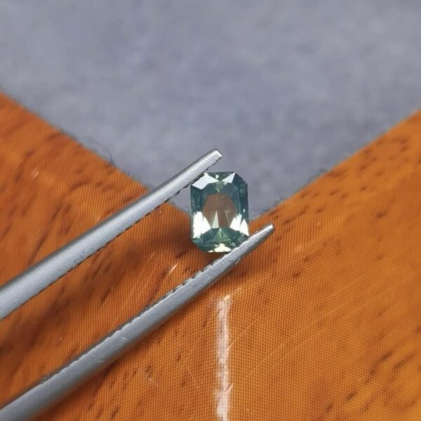 Saphir d'Auvergne, 0.56ct