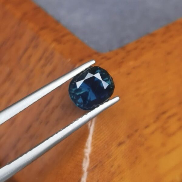 Saphir d'Auvergne, 1.77ct
