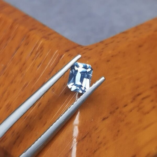 Saphir d'Auvergne, 0.63ct