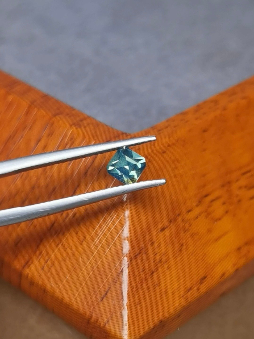 Saphir d'Auvergne, 0.76ct