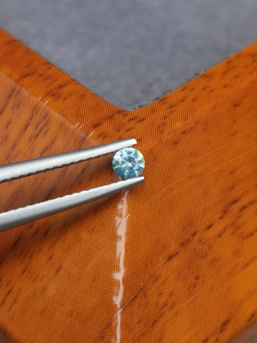 Saphir d'Auvergne, 0.19ct