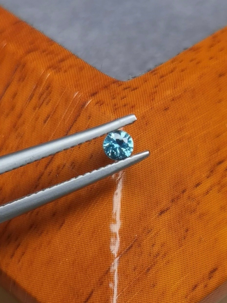 Saphir d'Auvergne, 0.19ct