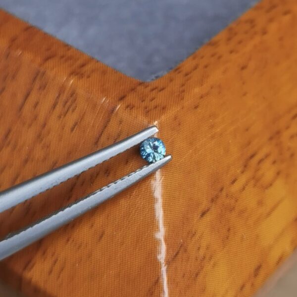 Saphir d'Auvergne, 0.10ct