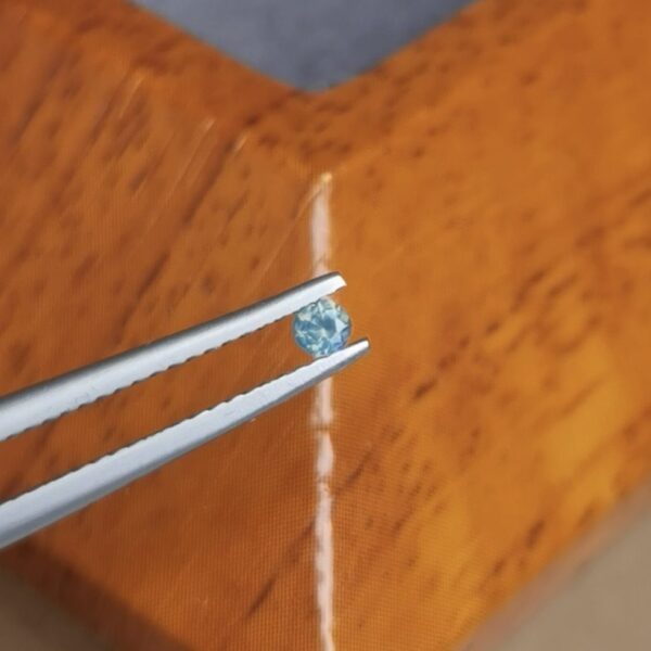 Saphir d'Auvergne, 0.10ct