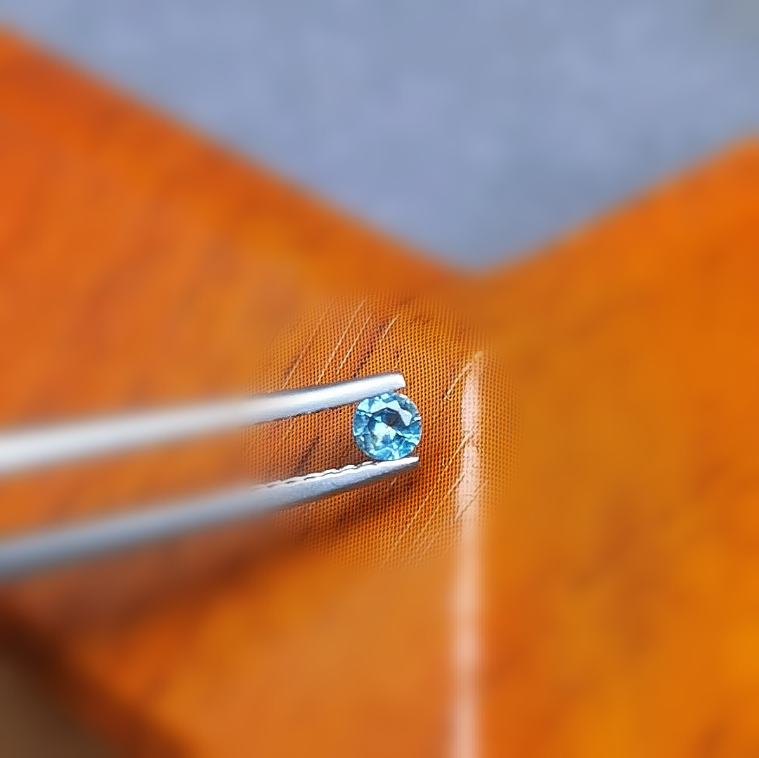 Saphir d'Auvergne, 0.14ct