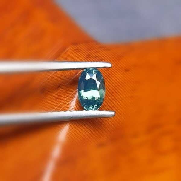 Saphir d'Auvergne, 0.64ct