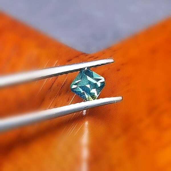 Saphir d'Auvergne, 0.76ct