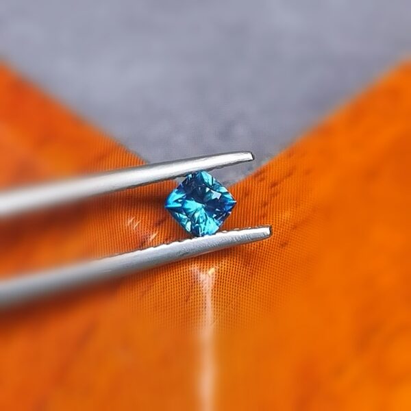 Saphir d'Auvergne, 0.36ct
