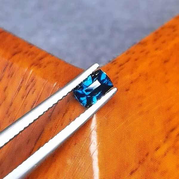 Saphir d'Auvergne, 0.63ct