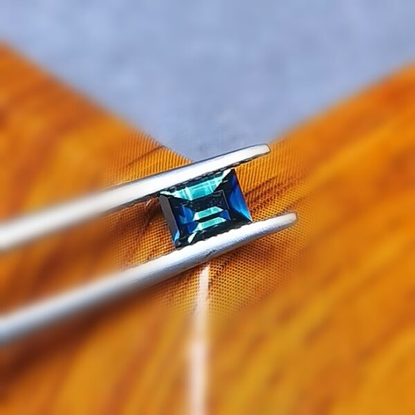 Saphir d'Auvergne, 0.50ct