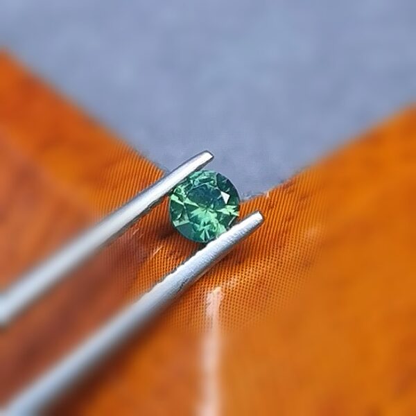 Saphir d'Auvergne, 0.30ct
